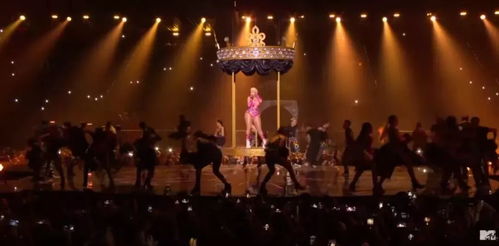 點(diǎn)亮億萬目光 揭秘征服10億觀眾的舞臺燈光與廣告設(shè)計藝術(shù)